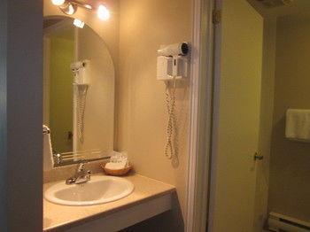 Auberge - Motel Le Pigeonnier Farnham ภายนอก รูปภาพ